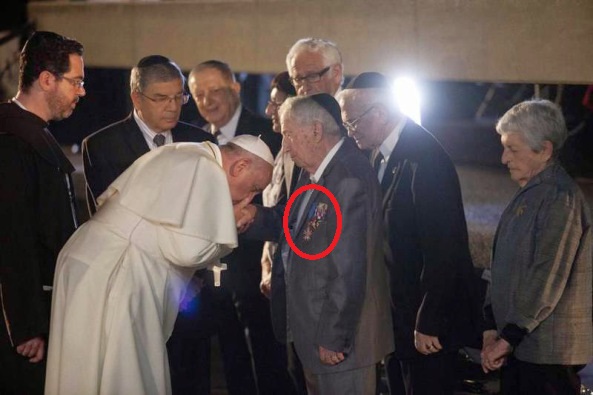 Papa Francisco en Israel besa la mano sionista