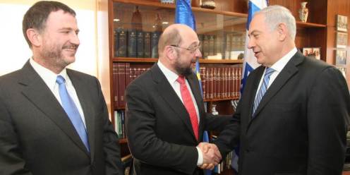 Martin-Schulz-et-Benjamin-Netanyahou-se-serrant-la-main