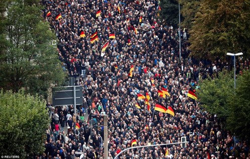 4F99AF3B00000578-6121945-Huge_crowds_waving_German_flags_march_in_Chemnitz_east_Germany_o-m-57_1535836075586